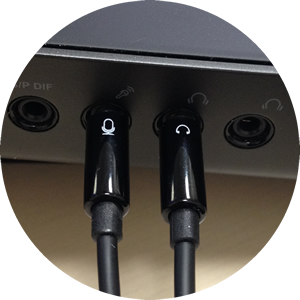 Разъемы переходника аудио и микрофона подключенные к ноутбуку